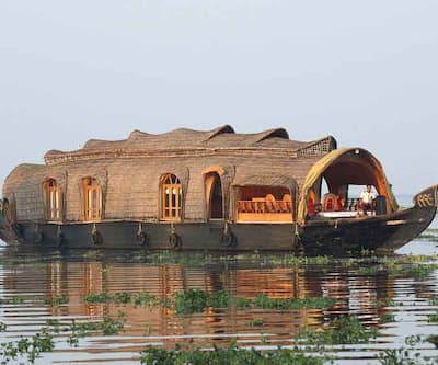 https://imgcld.yatra.com/ytimages/image/upload/t_hotel_yatra_city_desktop/v1423733430/Domestic Hotels/Hotels_Alleppey/Punnamada Luxury Houseboats/Overview.jpg